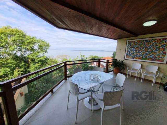 Magnífica  Casa  em condomínio com vista incrível do Rio Guaíba,  3 dormitório, sendo 1 suíte com hidromassagem e closet, estar íntimo com jardim de inverno, hall de entrada, lavabo, copa e cozinha in