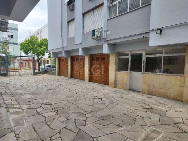 Apartamento de 4 dormitórios, living 2 ambientes, cozinha, área de serviço, dependência de empregada com banheiro, gás central. Condomínio com Salão de festas e churrasqueira, gradil e porteiro eletrô