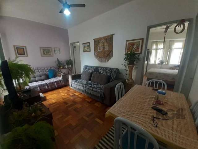 Apartamento dois dormitórios, sacada, cozinha, área de serviço, banheiro com ventilação natural e living bem ventilado e iluminado. Dois lances de escada, posição solar leste (sol da manhã) e a poucos