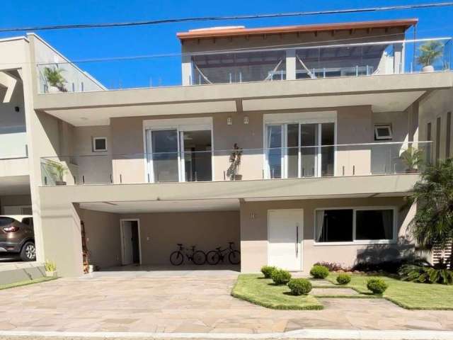 Esta casa encantadora de quatro suítes é o lar perfeito para quem busca conforto e praticidade. Localizada no prestigiado condomínio Mirante do Lago, dentro do  Lagos de Nova Ipanema, ela oferece não 