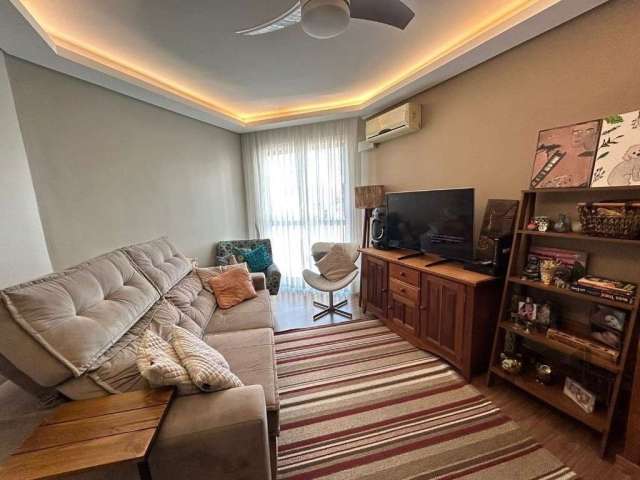 Em andar alto, com vista definida, excelente apartamento no bairro Camaquã, com 2 dormitórios, living para 2 ambientes, sendo sala de estar e sala de jantar, cozinha com móveis planejados, área de ser