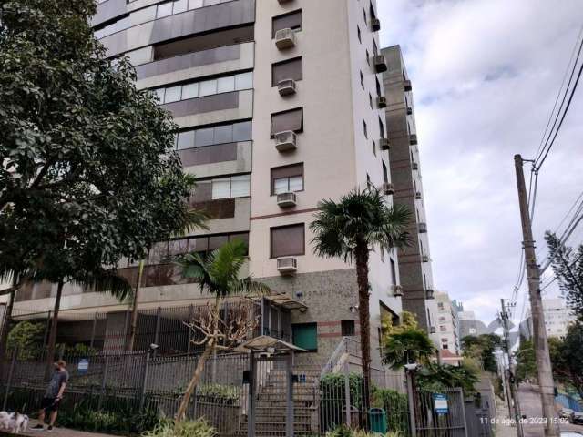 Excelente apartamento com aproximadamente 150 m2 de fino acabamento, para pessoas exigentes, disposto de 3 dormitórios sendo uma ótima suíte Master, 2 dormitórios, banheiro que atende os dormitórios, 