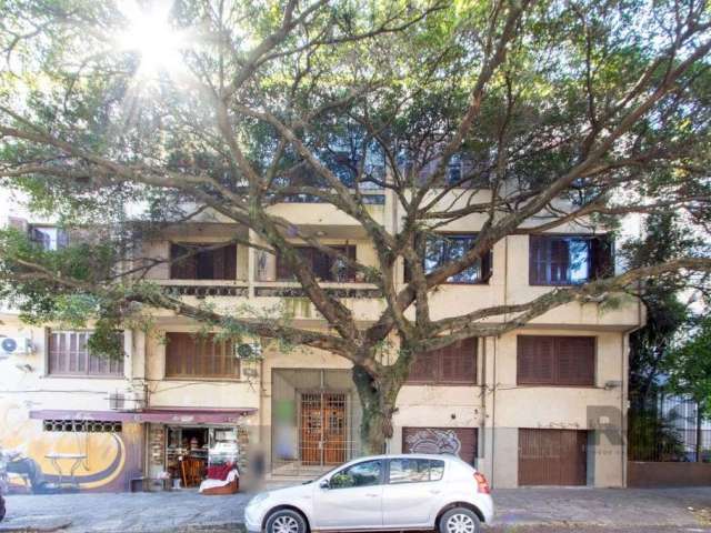 APARTAMENTO 2D | 109,55m² COM PÉ DIREITO ALTO | SOL MANHÃ E TARDE&lt;BR&gt;&lt;BR&gt;Amplo apartamento de frente em rua arborizada no bairro Petrópolis com 109,55 m² de área privativa, sala de estar c