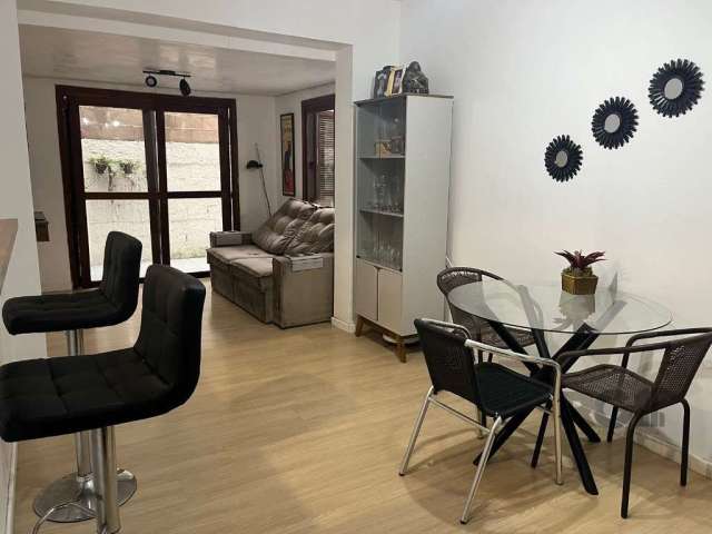 Excelente apartamento térreo no bairro Menino Deus! São 53m² distribuídos em amplo living para dois ambientes, espaçoso pátio, 2 dormitórios (sendo 1 com acesso direto ao pátio), banheiro social, cozi