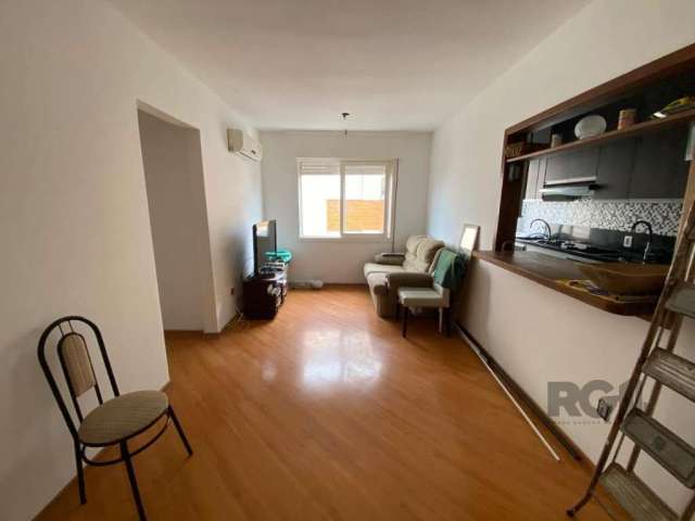 Ótimo apartamento de 62m² no bairro Jardim do Salso! O imóvel é composto por espaçoso living para dois ambientes, 2 dormitórios, banheiro social com ventilação natural, cozinha com passagem de pratos 