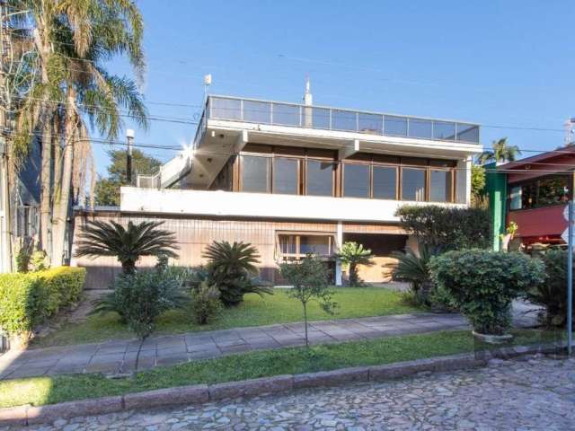 Casa em condomínio que possui  3 dormitórios, sendo 1suíte, lavabo, escritório, possibilidade de um 4 dormitório, living com lareira, sala de jantar, cozinha, área de serviço, terraço com vista livre,