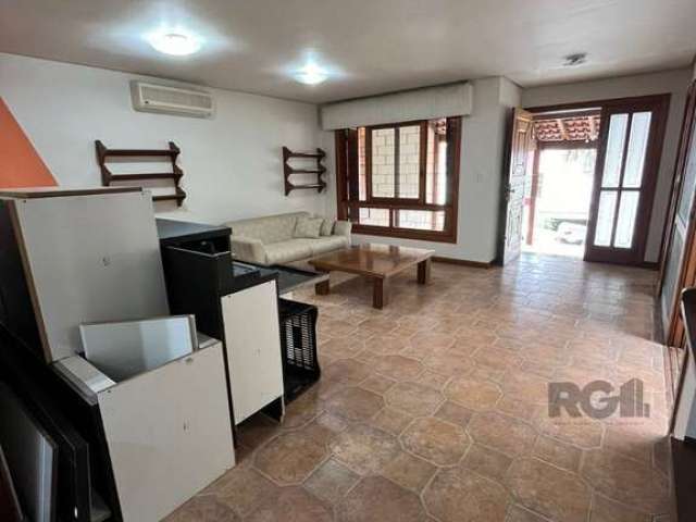 São 210 m2 privativos, living com lareira, jardim de inverno e lavabo. Ampla área gourmet, com bar e churrasqueira, junto à sala de jantar em conceito aberto copa/cozinha. Área de serviço separada. A 