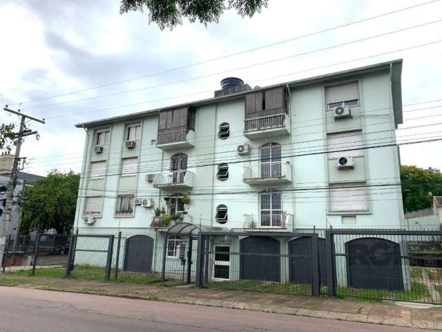 Ótimo apartamento de 3 dormitórios , transformado em 2 com fácil reversão,  Living  para dois ambientes, com sacada fechada. Cozinha com churrasqueira , área de serviço    e dependência  1Vaga.