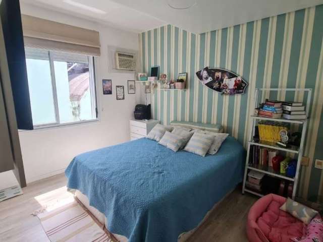 Apartamento a venda de 2 dormitórios, no bairro Floresta, living dois ambientes, reformado, semi mobiliado, ficam os móveis sob medida, banheiro reformado, hidráulica e elátrica novas, apenas dois lan