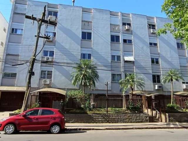 Apartamento de 2 dormitórios para alugar no bairro Petrópolis, imóvel semimobiliado com cozinha americana, pia , churrasqueira, sala com lareira, quartos com roupeiros, banheiro com box de vidro. Ótim