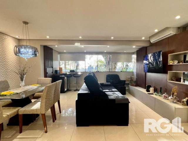 EXCLUSIVIDADE&lt;BR&gt;Raríssimo apartamento de 3 dormitórios, 104 m² privativos, 2 vagas individuais cobertas e infra completa no Petrópolis à venda por R$ 895 mil. &lt;BR&gt; &lt;BR&gt;O apartamento