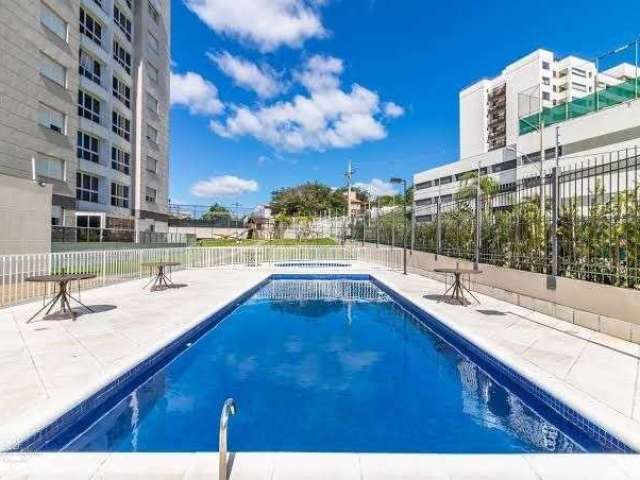 Apartamento semi mobilado, são 3 dormitórios, transformado em 2, sendo um suíte master com closet, amplo living com 3 ambientes e lareira, churrasqueira, cozinha, área de serviço, além de 2 vagas de g