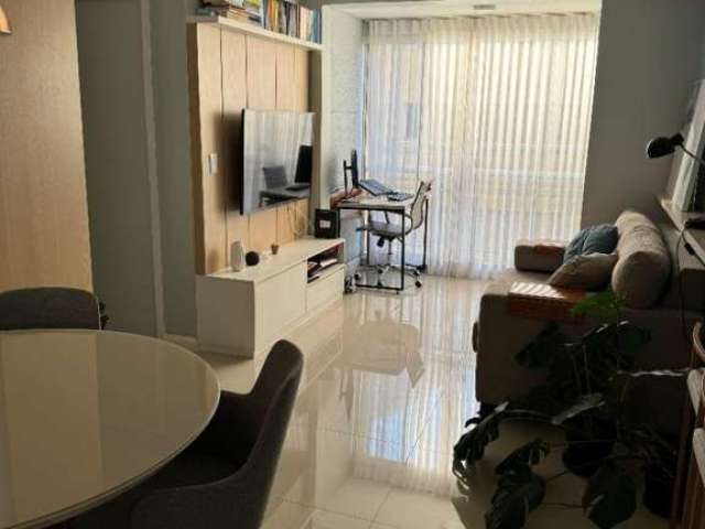 Apartamento, 2 dormitórios sendo 1 suíte com 62,33 m², semi-mobiliado, cozinha americana, living 2 ambientes, área de serviço, sacada integrada com churrasqueira, 1 vaga coberta escriturada, infra com