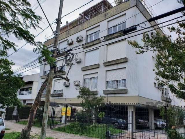 Amplo apartamento com 02 dormitórios, sendo 01 suíte, banheiro social, living para dois ambientes, sala de jantar, cozinha, área de serviço, dependência de empregada e 01 vaga de garagem coberta. Exce