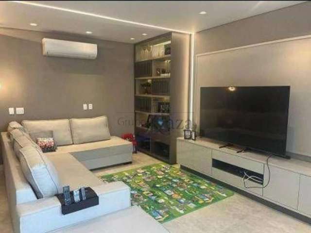 Casa em Condomínio - Morumbi - 4 Dormitórios - 273m².