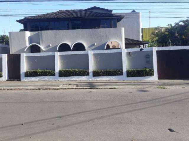 Casa com dois pavimentos em área nobre de Santa Cruz - RJ