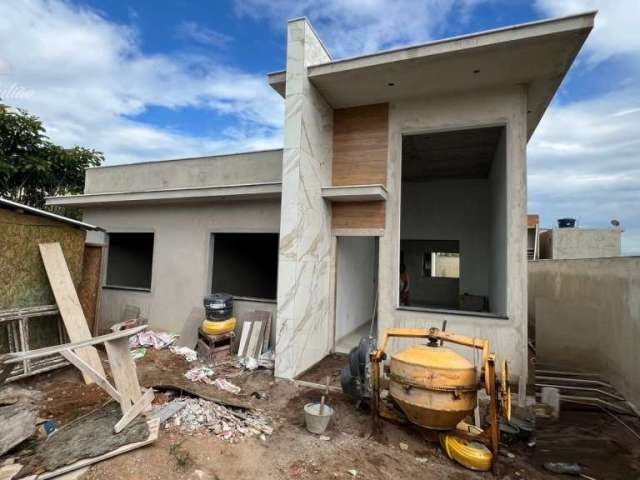 Casa linear à venda, com 4 quartos, piscina, área gourmet, terreno com 360m², no parque das flores, rio das ostras, rj