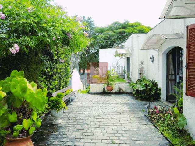 Casa térrea assobradada, com 3 suítes e 6 vagas de garagem.