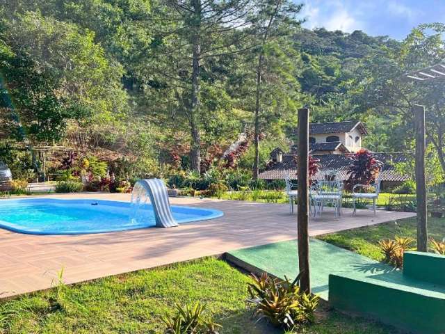 Sítio lindo com piscina, área plana, matinha, córrego e