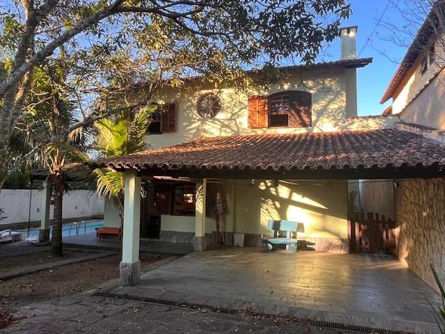 Linda casa colonial com 3 quartos amplos e piscina