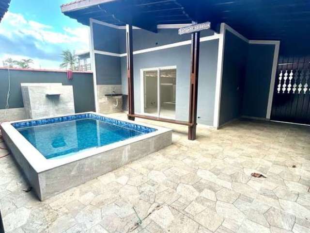 Casa reformada 3 dormitórios, 2 suítes com  piscina lado praia, em Mongaguá - Jussara