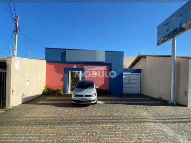 Casa comercial para locação no bairro Osvaldo Rezende