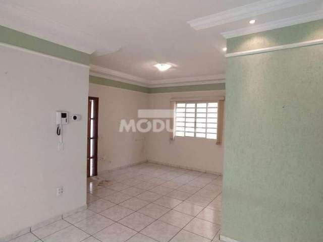 CASA RESIDENCIAL à venda, 3 quartos, 1 suíte, 2 vagas, JARDIM DAS PALMEIRAS - Uberlândia/MG