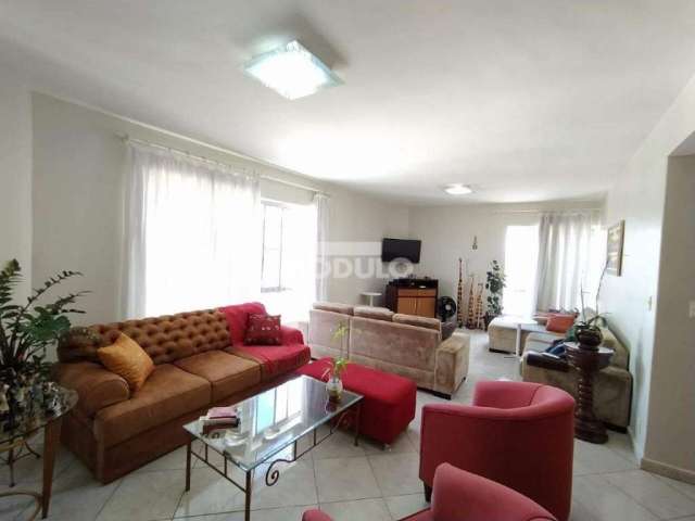 APARTAMENTO à venda, 4 quartos, 2 suítes, 1 vaga, CENTRO - Uberlândia/MG