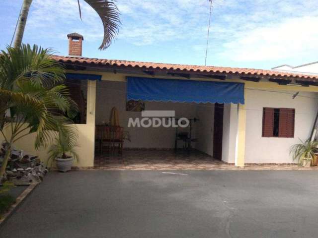 CASA COMERCIAL / RESIDENCIAL à venda, 4 quartos, 2 suítes, 5 vagas, Laranjeiras - Uberlândia/MG