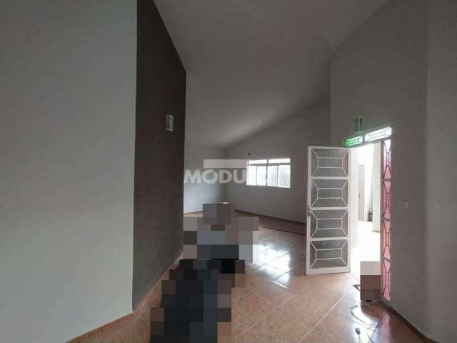 CASA COMERCIAL / RESIDENCIAL à venda, 3 quartos, 1 suíte, 3 vagas, UMUARAMA - Uberlândia/MG