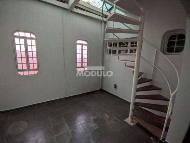 CASA COMERCIAL / RESIDENCIAL à venda, 3 quartos, 1 suíte, 4 vagas, Vigilato Pereira - Uberlândia/MG