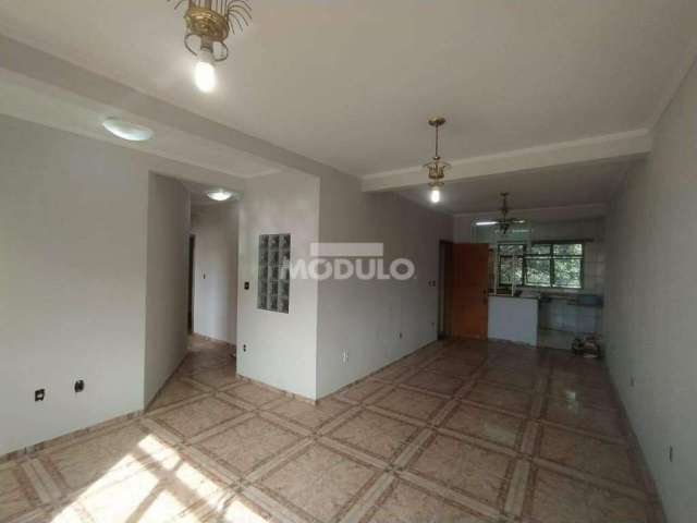 CASA COMERCIAL / RESIDENCIAL à venda, 3 quartos, 1 suíte, 3 vagas, Segismundo Pereira - Uberlândia/MG