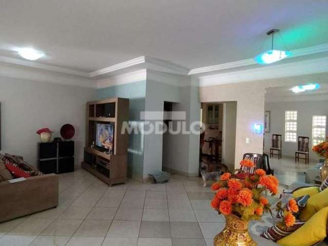 CASA RESIDENCIAL à venda, 4 quartos, 2 suítes, 3 vagas, LIDICE - Uberlândia/MG