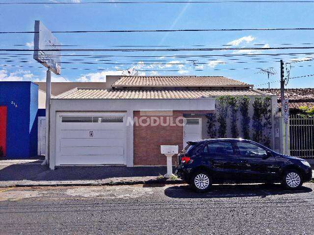 Casa comercial para locação no Bairro Osvaldo Rezende