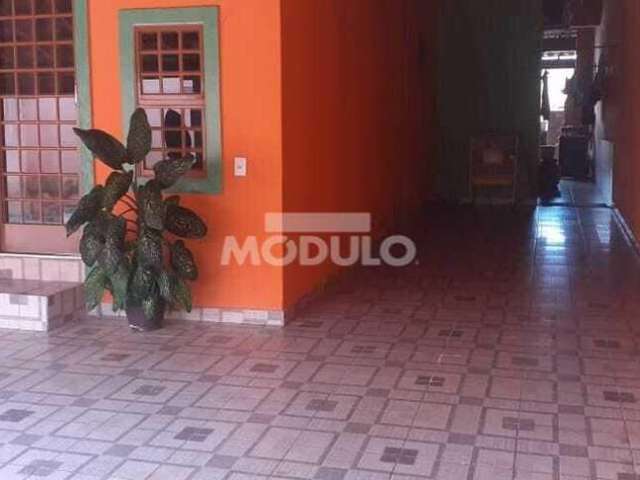 CASA RESIDENCIAL à venda, 4 quartos, 1 suíte, 2 vagas, Granada - Uberlândia/MG