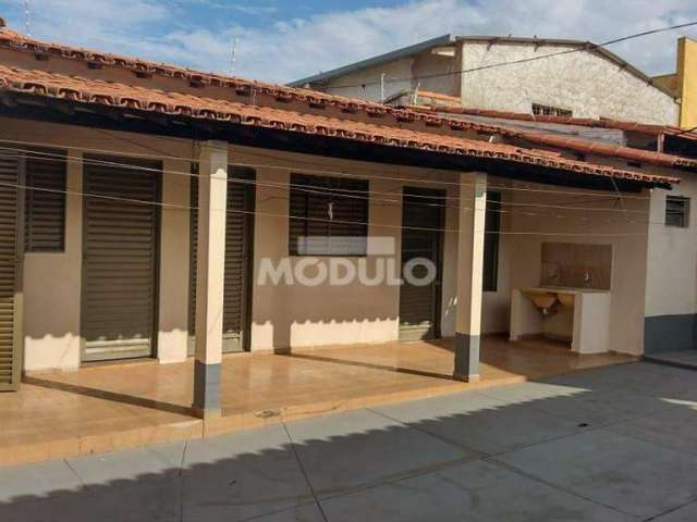 CASA RESIDENCIAL à venda, 3 quartos, 1 suíte, 3 vagas, Santa Mônica - Uberlândia/MG