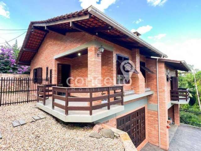 Casa com 3 Dormitórios para Locação, Velha - Blumenau!