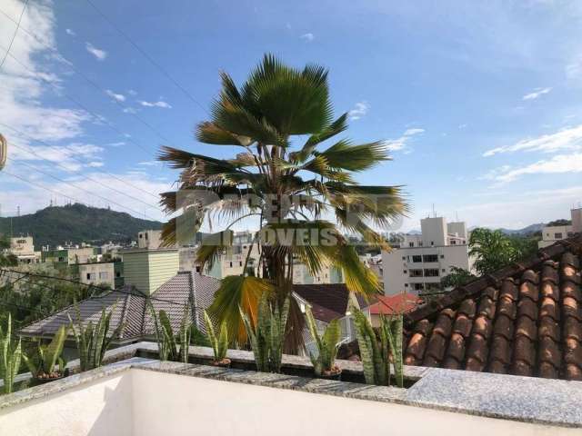 Casa em condomínio à venda no bairro Córrego Grande em Florianópolis.