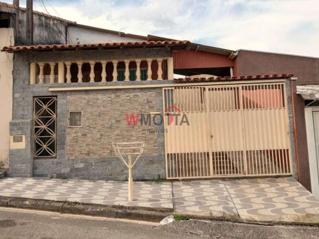 Casa a venda com 3 quartos (sendo 1 suíte), sala espaçosa com varanda e vista para rua, garagem para 4 carros, lavanderia e edícula.