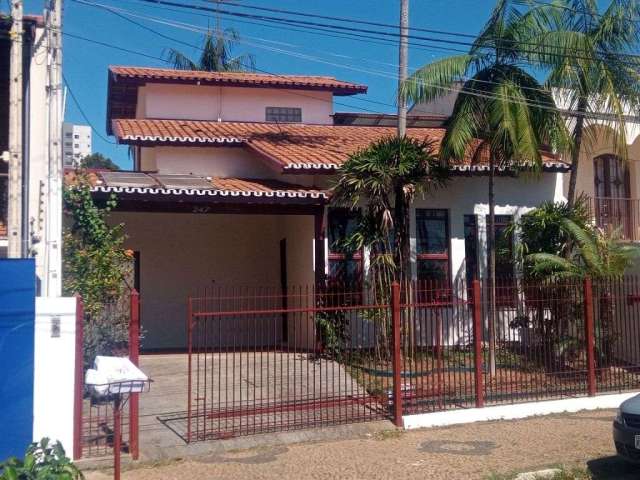 Casa com 3 dormitórios à venda, 210 m² por R$ 799.900,00 - Vila Clayton - Valinhos/SP