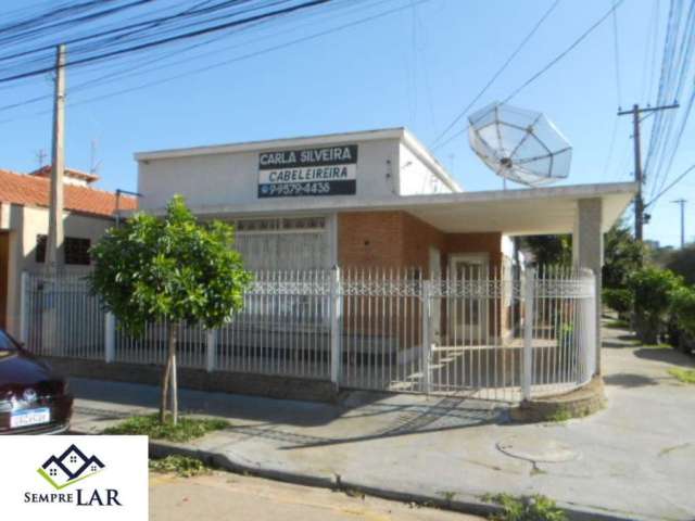 Casa  comercial no vianelo, ao lado do mercadão com 3 quartos, salas amplas, cozinha, edícula, 1 vaga coberta e outra descoberta