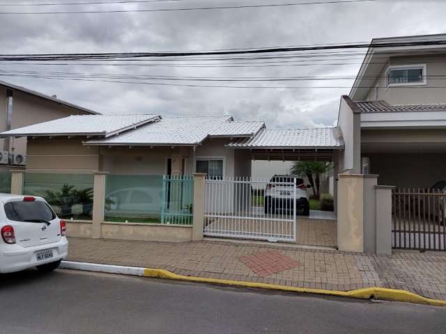 Linda casa  em condomínio fechado