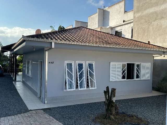 Excelente casa com 1 suíte mais 3 quartos à venda no bairro Bom Retiro em Joinville - SC  por R$ 780.000,00. AVERBADA!