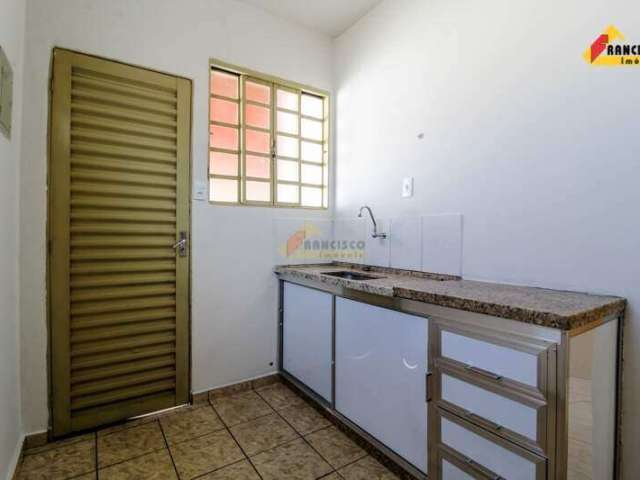 Casa para aluguel, 2 quartos, 1 vaga, Residencial Doutor Walchir Resende Costa - Divinópolis/MG