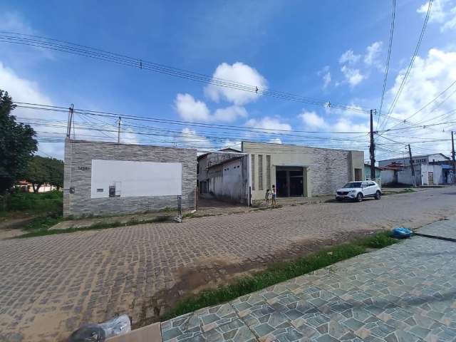 Vende-se terreno 1.372 m² com construções