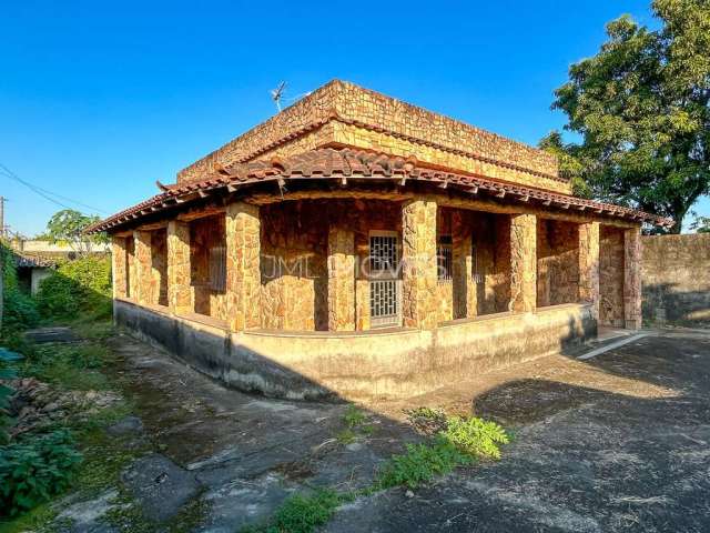 Casa com quintal em Saracuruna