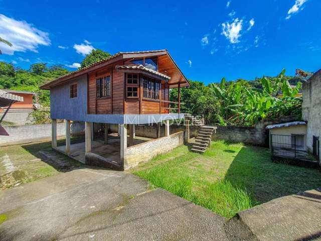 Casa com quintal em Jardim Primavera