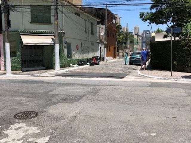 Terreno com 2 sobrados antigos  de esquina, à venda, à 2 quadras do metrô carrão, ao lado da unicid