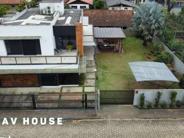 Casa de alto padrão com 490 m², porteira fechada em Barra Velha