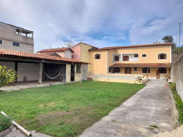 'Casa duplex em rua asfaltada no Coqueiral.'